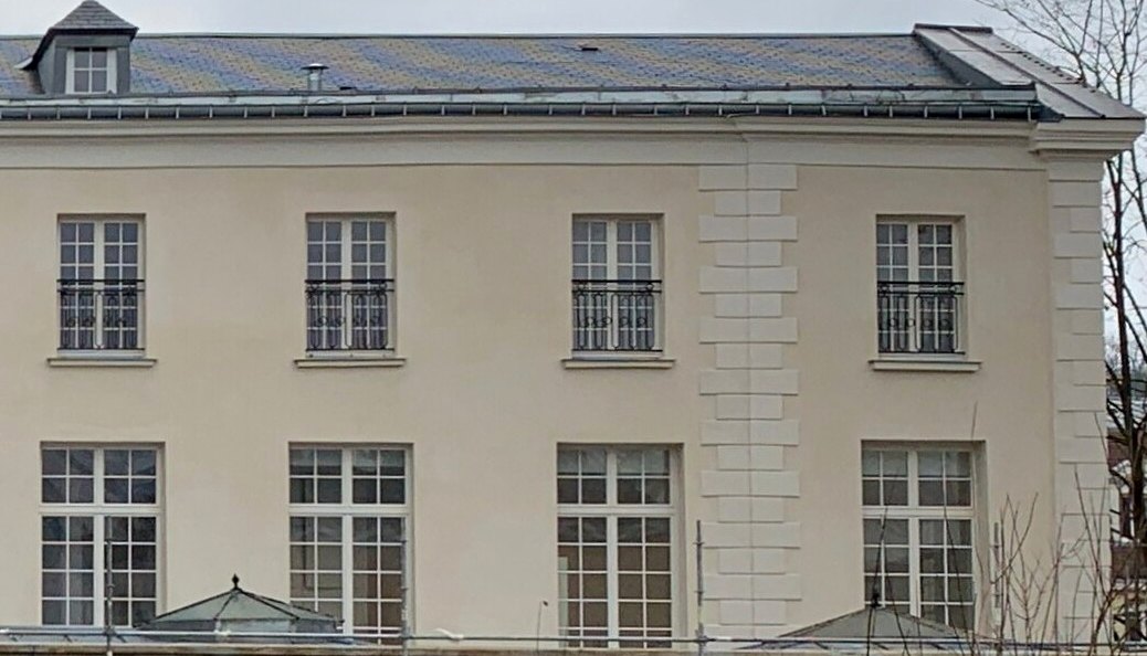 Façade après rénovation : enduit refait, menuiseries et garde-corps neufs