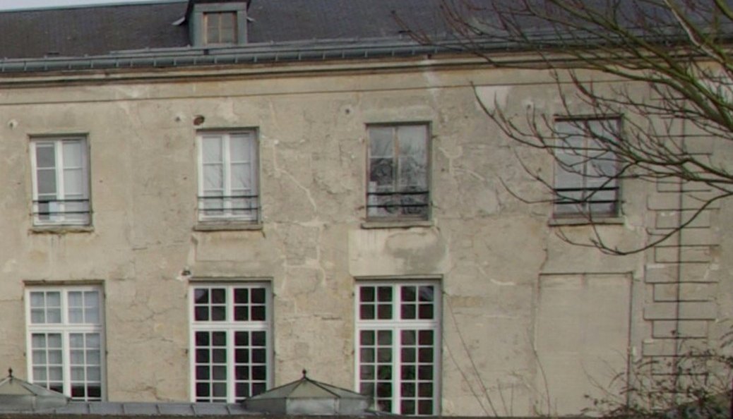 Même façade avant rénovation : enduit dégradé, volets usés